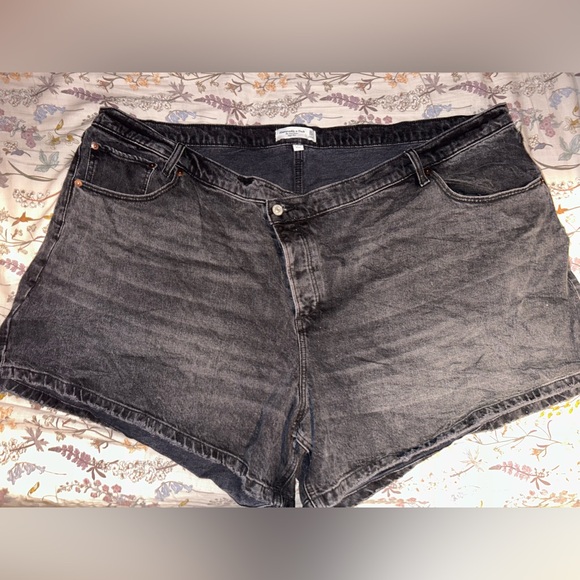 Abercrombie & Fitch Curve Love The Dad Short High Rise— Size 37/24, Black Denim - Picture 1 of 5